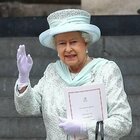 Botte tra guardie e valletti vicino a Buckingham Palace: la rissa imbarazza la regina Elisabetta