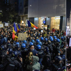 No pass Milano, migliaia in strada e carica della polizia