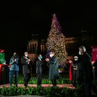 Roma, acceso l'albero di Natale a Piazza Venezia. Gualtieri «Regaliamoci una città sostenibile»