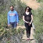Anne Hathaway, appello alle donne in gravidanza: "Non vergognatevi dei chili presi, è tutto amore"