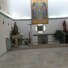 Covid, a Latina mancano i posti in ospedale: tolti i banchi della chiesa per fare spazio ai letti