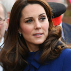 Kate Middleton, bimbo le ruba la borsa: la reazione fa il giro del web. Il video del tenero “scippo”