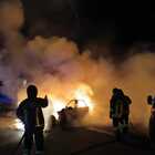 Incendio nel parcheggio di un'azienda, Jaguar completamente distrutta dalle fiamme