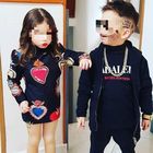 Fan di Fabrizio Corona vestono i figli da paparazzo e Silvia Provvedi