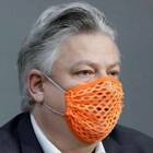Covid, ricoverato il deputato negazionista che indossava la mascherina bucata per protesta