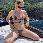 Chiara Ferragni scivolone social, la posa hot col bikini fa infuriare i fan: «Devi fare il test?!»