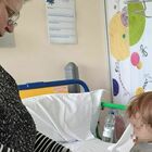 Bambino di 2 anni muore per un tumore, il dramma di Robin dopo la raccolta fondi della nonna: «Se n'è andato tra le braccia di mamma e papà»