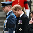 «Harry trattato come un cittadino di seconda classe» al funerale della regina Elisabetta: cosa è successo