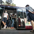 Bus e metro affollati, il governo: orari sfalsati per le scuole e gli uffici