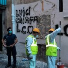 Napoli, spuntano nuove scritte al posto del murales del rapinatore Caiafa: subito rimosse