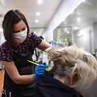 Coronavirus, in Abruzzo parrucchieri, estestisti e centri benessere aprono il 18: ecco tutte le restrizioni