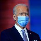 Covid, gli Usa cambiano rotta. Biden rende la mascherina obbligatoria: necessaria la N95, ecco perché