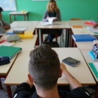Prof fa domande all'alunno sul papà suicida, la mamma denuncia la scuola: «Mio figlio chiuso nel silenzio»