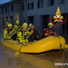 Maltempo, alluvione a Bellinzago Lombardo: esondano i torrenti, le persone portate in salvo dai vigili del fuoco con i gommoni