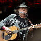 Neil Young contro Spotify: «Informazioni false sui vaccini, togliete la mia musica»