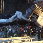 Orrore in autostrada, la polizia: "Famiglia e bimbi bruciati per una distrazione del camionista"