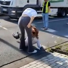 Attivisti bloccano la strada, gli autisti si infuriano: insultati e trascinati via con violenza, il video virale