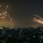Razzi di Hamas su centro-sud Israele e raid aerei sulla Striscia. Netanyahu: saranno giorni non facili. Gaza, bombardato palazzo dei media