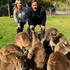 Noemi Bocchi e Francesco Totti in Australia tra koala e canguri. E la "foto di gruppo" è un vero spasso
