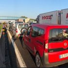 Incidente in autostrada nel modenese, auto sotto un tir: morte tre donne