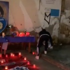 Maradona, Mertens nella notte porta i fiori al murales di Diego Video