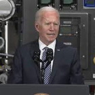 Biden in visita alla Pfizer: “Non serve un muro per tenere fuori pandemia ma cure per il mondo”