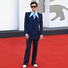 Harry Styles al Festival di Venezia: outfit da vero divo e bagno di folla