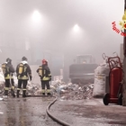 Terribile incendio in un'azienda di stoccaggio rifiuti a Cisterna