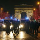Gilet gialli a Parigi, barricate sui Campi Elisi