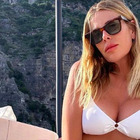Alessia Marcuzzi e la foto in bikini a 50 anni, i fan: «Sei sempre meravigliosa»
