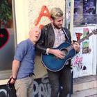 Jimmy Sommerville canta una canzone dei Bronski Beat con un artista di strada