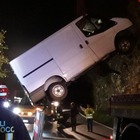 Incidente a Belluno: furgone si impenna e resta in bilico sulla scarpata, autista salvo per miracolo