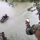 Padre e figlia morti nel Rio Grande mentre cercavano il sogno Usa: le strazianti immagini