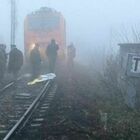 Treno travolge e uccide un uomo e una donna vicino a un passaggio a livello: la zona era avvolta da una fitta nebbia