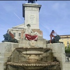 Nudi sulla fontana del palazzo Reale: il blitz choc in centro città a Madrid