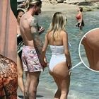Corona al veleno contro Diletta Leotta, la foto al mare a Ibiza: «Questa cellulite su Instagram non si vede...»
