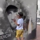 Figlio di un soldato ucraino riconosce il papà tra le foto dei caduti in guerra: il video che commuove