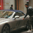Filippo Magnini e la supercar: shopping a Milano sulla Bentley da 230mila euro