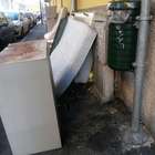 Milano, degrado e rifiuti in strada in zona Pasteur