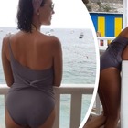 Caterina Balivo strega i fan a Capri in costume intero: «Antò, fa caldo» Caterina Balivo strega i fan a Capri in costume intero: «Antò, fa caldo»
