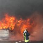 Bus in fiamme in autostrada, si salvano 30 passeggeri