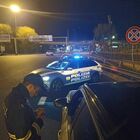 Folle corsa in auto di notte: «Mio figlio è in ospedale», ma la polizia scopre la verità. Maxi multa da 5.100 euro