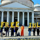 Free Assange, flashmob a Napoli con il sosia di Julian