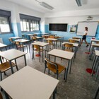 Scuola, aumento di stipendio in arrivo per i docenti: 160 euro in più al mese. Classi pollaio e tetto stranieri: le novità