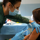 Vaccino, Aifa: «56.110 le reazioni avverse su 18 milioni di dosi somministrate»