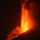 Etna, nuova spettacolare eruzione notturna