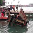 Venezia, l'edicola trascinata via dalla marea riemerge dal canale