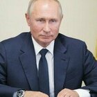 Variante Omicron, Putin ottimista: «Potrebbe essere un 'vaccino naturale' che avvicina la fine della pandemia»