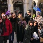 Coronavirus, Tuscania chiude la scuola elementare: la bidella era al Carnevale di Venezia. Scoperta dalle foto su Fb