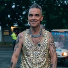 Robbie Williams senza fiato, costretto a fermare il concerto: «Sono le conseguenze del long Covid, sono fott**o»